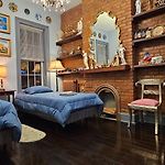 Rooms In A Luxurious Colonial Townhouse