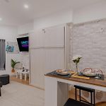 Newly Renovated Studio Near Train