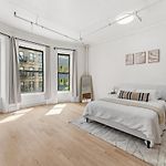 Bright Uptown Manhattan Studio Near Subway&Dining
