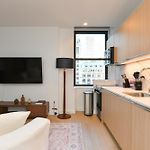 Sleek 2Br Oasis In Financial District