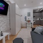 Newly Renovated Studio Near Train