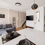 Spacious And Renovated 2Bd Near Train With Balcony