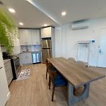 Convenient Spacious Bright New Modern Penthouse 3Br2Ba Balcony Apt