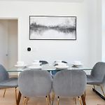 Sleek 2Br Oasis In Financial District