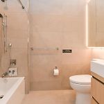 Sleek 2Br Oasis In Financial District