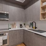 Newly Renovated Studio Near Train
