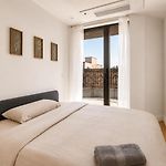 Spacious And Renovated 2Bd Near Train With Balcony