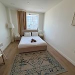 Convenient Spacious Bright New Modern Penthouse 3Br2Ba Balcony Apt
