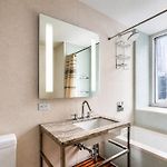 Luxury Midtown 2Br, Views, 24-7 Doorman, W-D New York City