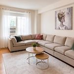 Grand East Side Home, Spacious & Cozy 3 Bedroom Retreat