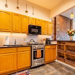 Gorgeous Two Bedroom Flat In Manhattan