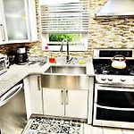 Lga 5 Mins, 3 Bedrooms Duplex Private House With Backyard !