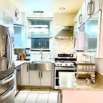 Lga 5 Mins, 3 Bedrooms Duplex Private House With Backyard !