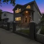 Modern Cozy 3br Just 10 Mins From Jfk! Holiday home *