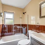Modern Cozy 3br Just 10 Mins From Jfk! Holiday home New York