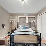 Modern Cozy 3br Just 10 Mins From Jfk! Holiday home *