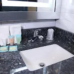 Hotel Vybe 3*