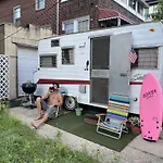 Chalet 60s Surf Camper With Nyc Skyline View In Rockaway *