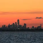 Chalet 60s Surf Camper With Nyc Skyline View In Rockaway *