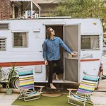 Chalet 60s Surf Camper With Nyc Skyline View In Rockaway
