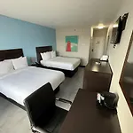 Travelodge By Wyndham Queens Hotel