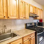 Empire Blvd Guest house *