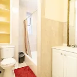 Empire Blvd Guest house *
