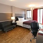 Hotel Vetiver / Manhattan Skyline