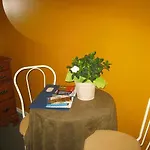 Bronx Guest house 2*