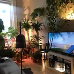 Homestay Urban Jungle Oasis In Queens!