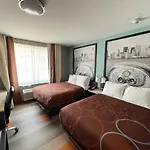 Super 8 By Wyndham Brooklyn Williamsburg