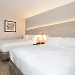 Country & By Radisson, Staten Island 3*