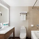 Express Brooklyn By Ihg Hotel 3*