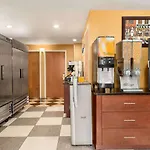 Days By Wyndham Long Island Hotel