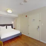 Hotel 32 32
