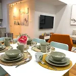 Modern Apartment With Parking & Quick Ride To Manhattan