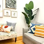 Modern Apartment With Parking & Quick Ride To Manhattan