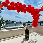 Oceanfront 3-decks @ Yacht Botel *