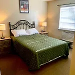 Large 3-bedrooms/2-bath Apt, One Block To Train Homestay *