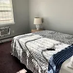 Large 3-bedrooms/2-bath Apt, One Block To Train Homestay *