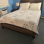 Homestay Large 3-bedrooms/2-bath Apt, One Block To Train New York