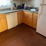 Homestay Large 3-bedrooms/2-bath Apt, One Block To Train