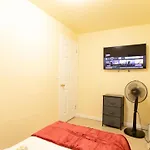 Cozy Shack 1 Bedroom Studio With Sofa And Full Kitchen In Elmhurst Ny New York