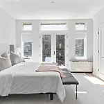 Luxe Studio Apt With Charming Juliet Balcony