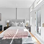 Luxe Studio Apt With Charming Juliet Balcony