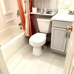 Homestay Large 3-bedrooms/2-bath Apt, One Block To Train