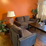 Large 3-bedrooms/2-bath Apt, One Block To Train Homestay *