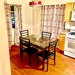 Large 3-bedrooms/2-bath Apt, One Block To Train Homestay