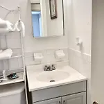 Homestay Large 3-bedrooms/2-bath Apt, One Block To Train New York