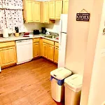 Large 3-bedrooms/2-bath Apt, One Block To Train Homestay